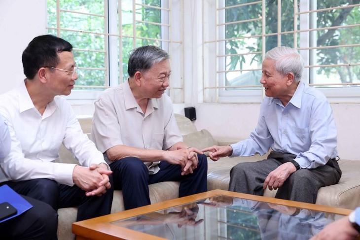 President visits, congratulates veteran journalists - ảnh 1