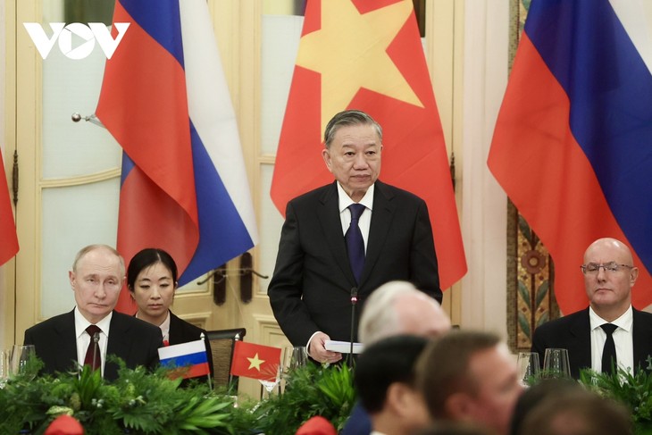 Grand banquet welcomes President Putin in Hanoi - ảnh 1