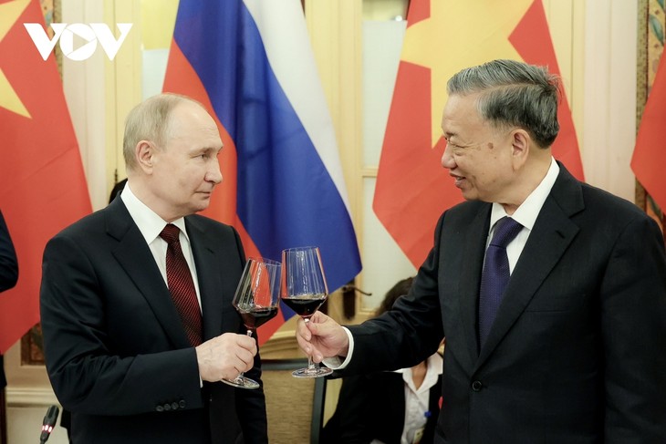 Grand banquet welcomes President Putin in Hanoi - ảnh 3