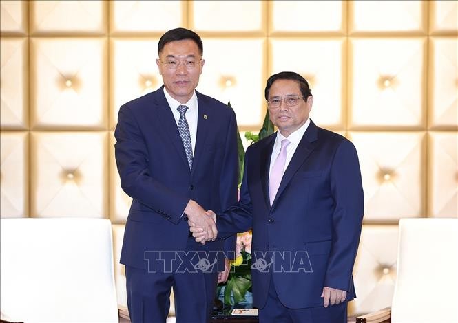 PM meets leaders of China’s railway and power corporations - ảnh 1