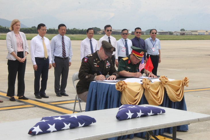 US servicemen’s remains repatriated from Da Nang  - ảnh 1