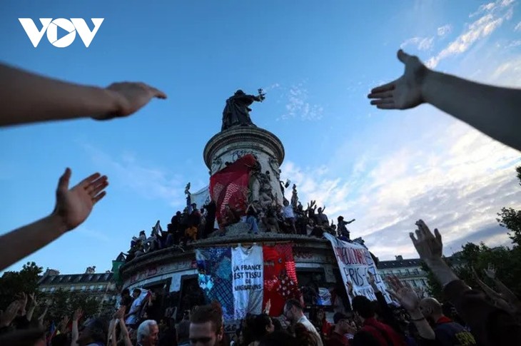 French election: Surprise win for left-wing alliance  - ảnh 1