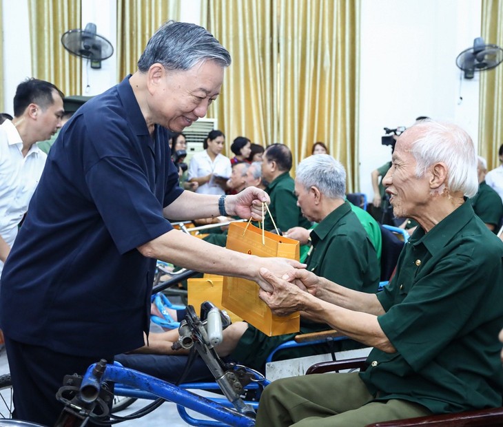 President To Lam visits war invalids in Thuan Thanh  - ảnh 3