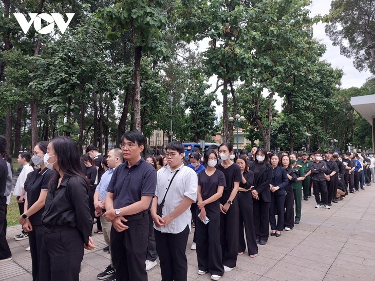 Crowds queue in Hanoi, HCMC to pay respects to General Secretary Nguyen Phu Trong  - ảnh 2