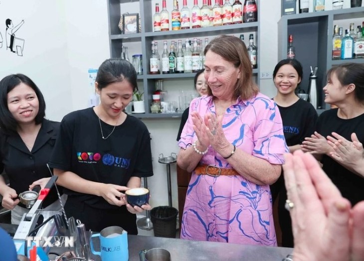 Australia Senate President visits KOTO humanitarian training center - ảnh 1