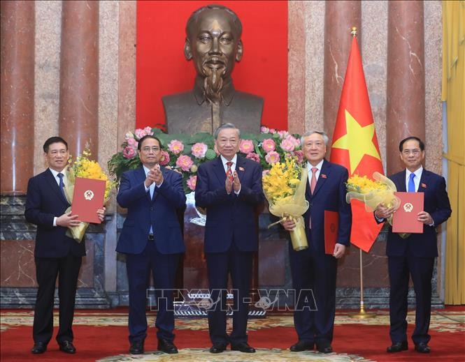 Top leader presents appointment decisions to three deputy PMs, two ministers - ảnh 1