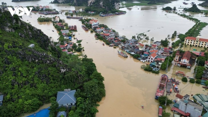 Race against time to rescue victims from devastating floods, 324 dead or missing  - ảnh 2