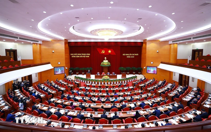 Party Central Committee’s plenum discusses draft political report, development strategy, personnel  - ảnh 1