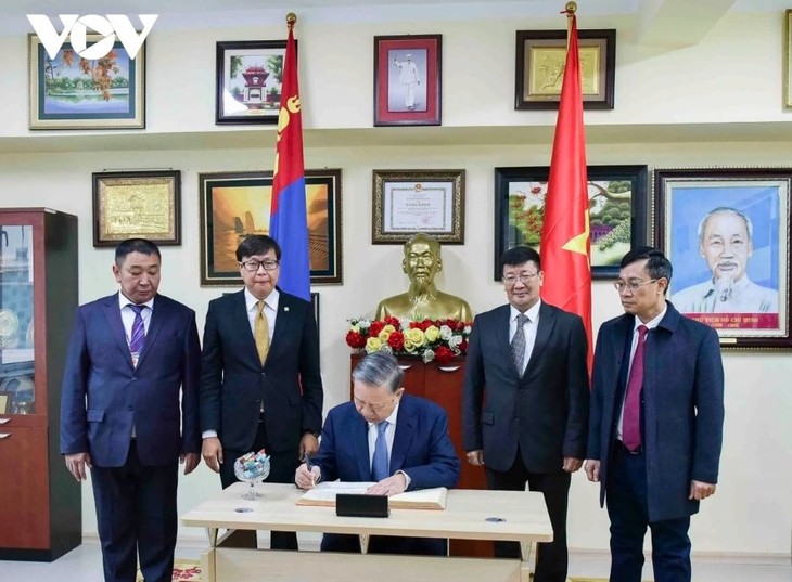 Top leader visits school named after President Ho Chi Minh in Ulaanbaatar - ảnh 2