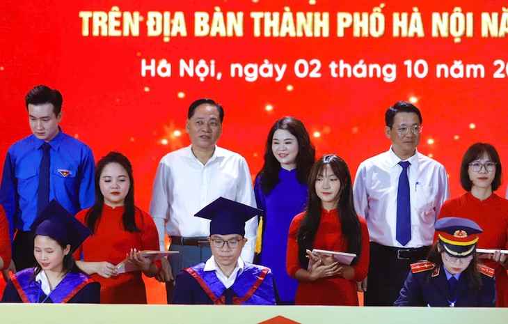 Hanoi honors 100 university valedictorians - ảnh 1