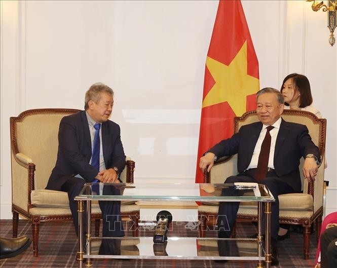 Top leader receives president of France-Vietnam Friendship Association  - ảnh 1