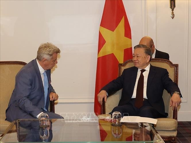 Top leader calls for continued effective cooperation between Communist Parties of Vietnam and France  - ảnh 1