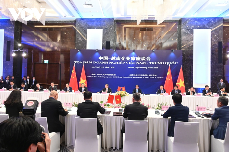 PM Chinh, Premier Li talk to businesses on win-win cooperation, jointly shaping future  - ảnh 1