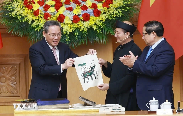 Vietnamese, Chinese leaders experience printing Dong Ho folk paintings - ảnh 1