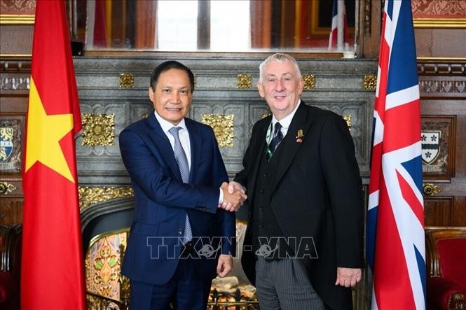 Vietnam ambassador works with speaker of UK House of Commons - ảnh 1