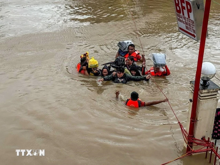 Death toll from Typhoon Trami rises to 65 in the Philippines - ảnh 1