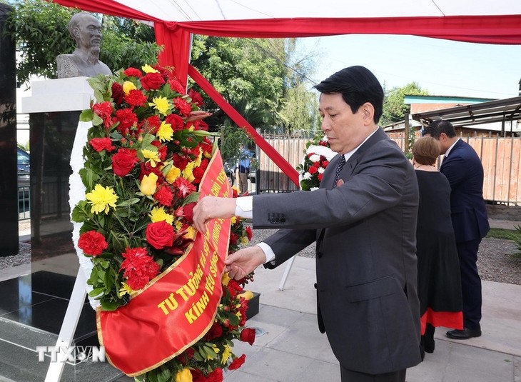 President Luong Cuong pays floral tribute to President Ho Chi Minh in Chile - ảnh 1