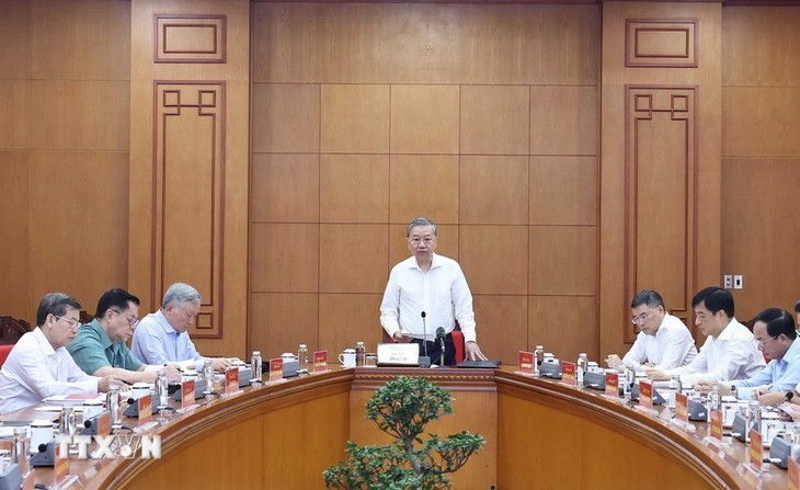 Party chief works with subcommittees for documents, Party Charter - ảnh 1