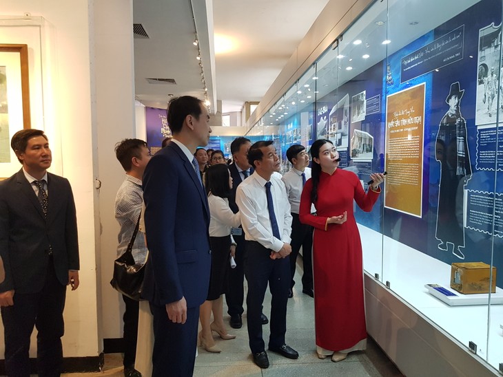 Hanoi exhibition traces “Ho Chi Minh's footprints in China”  - ảnh 3