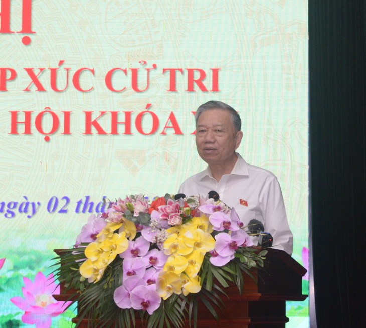 Party chief answers voters’ questions about streamlining apparatus, nuclear power  - ảnh 1