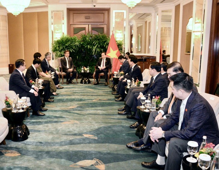 NA Chairman receives leaders of Singaporean corporations - ảnh 1