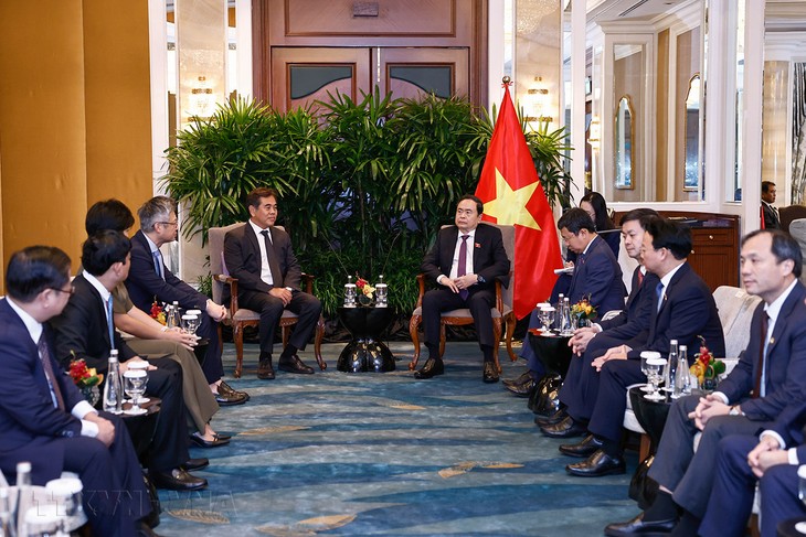 NA Chairman receives leaders of Singaporean corporations - ảnh 3