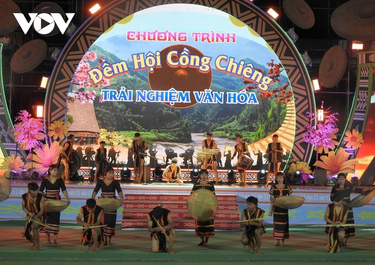 Gong festival night for cultural experience in Kon Tum - ảnh 1