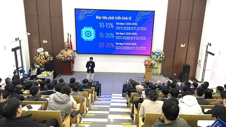 300 scientists discuss semiconductor industry, artificial intelligence - ảnh 1