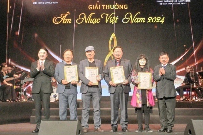 2024 Vietnam Music Awards: Tung Duong wins prominent singer title  - ảnh 1