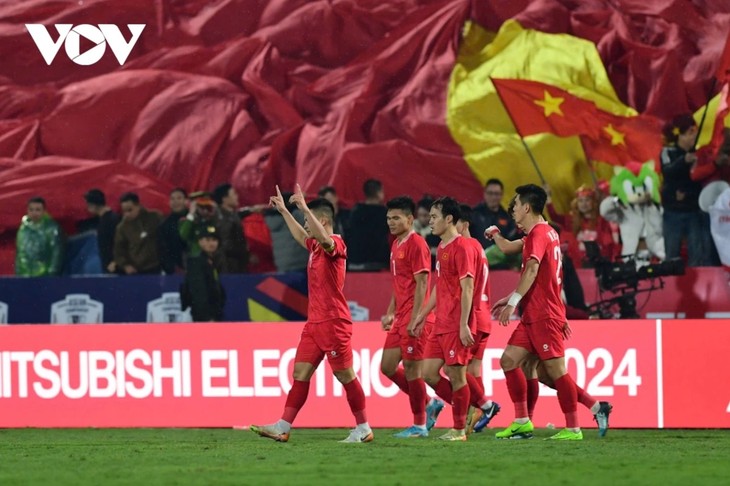 Team Vietnam win second match at ASEAN Cup - ảnh 1