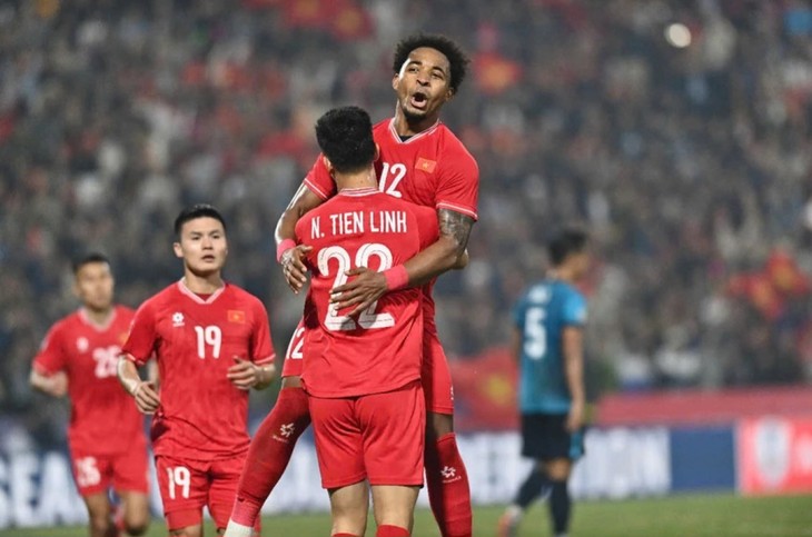 Vietnam enters ASEAN Championship final by defeating Singapore 3-1 - ảnh 1