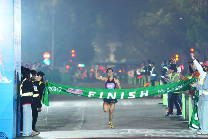 Nguyen Thi Oanh breaks her own record at Vietnam International Half Marathon - ảnh 1