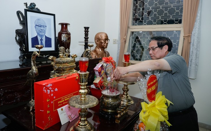 PM offers incense to commemorate late government leaders - ảnh 1