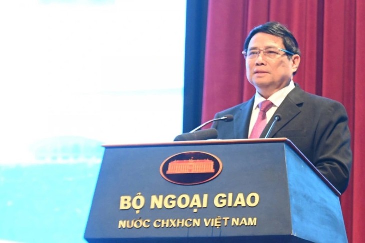 PM underlines diplomacy serving economic growth, maintaining peaceful environment  - ảnh 1