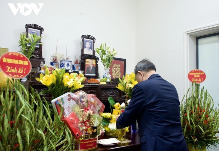 Party leader To Lam commemorates late Party leader Nguyen Phu Trong - ảnh 1