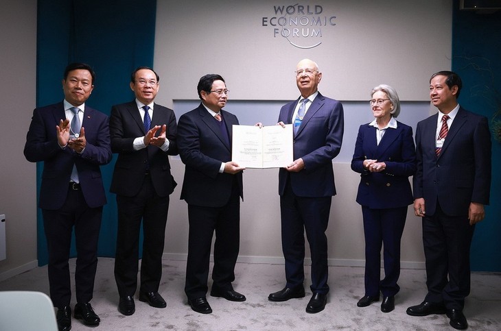 PM meets WEF Founder and Executive Chairman in Davos - ảnh 1