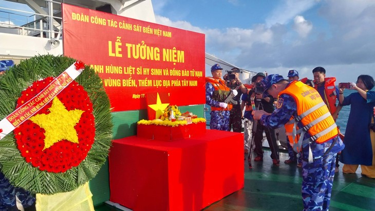 Coast Guard delegation pay tribute to heroic martyrs who died in Southwest Sea - ảnh 1