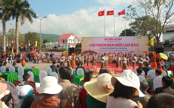 Vietnamese, Laotians exchange goods and culture at cross-border Tet market - ảnh 1