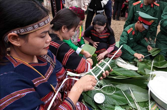 Tet flavor of Vietnamese ethnic groups on display  - ảnh 1