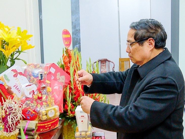 PM offers incense to commemorate Party and Government leaders - ảnh 1