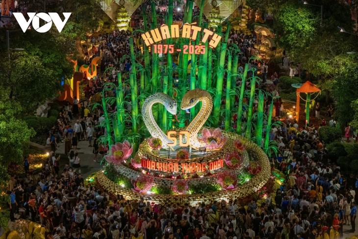 Ho Chi Minh City opens snake-themed flower street 2025 - ảnh 1