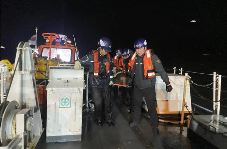 A Vietnamese among those missing after fishing boat sinks off South Korea   - ảnh 1