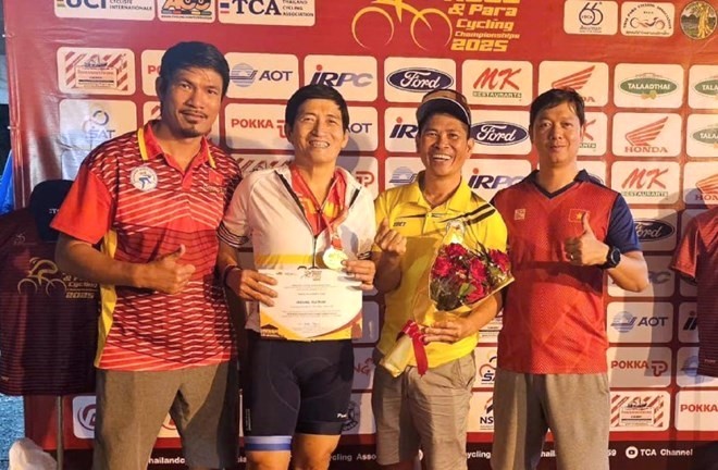 Vietnam clinches first ever gold at Asian Road Cycling Championships - ảnh 1