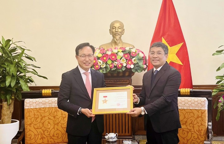 Samsung Vietnam boss presented with “For the cause of Vietnam's diplomacy” insignia - ảnh 1