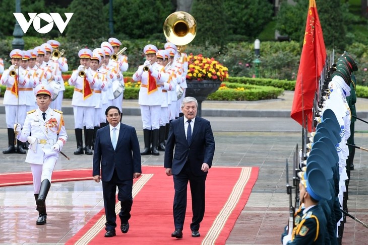 Official welcome ceremony held for Kyrgyz Prime Minister in Hanoi - ảnh 1