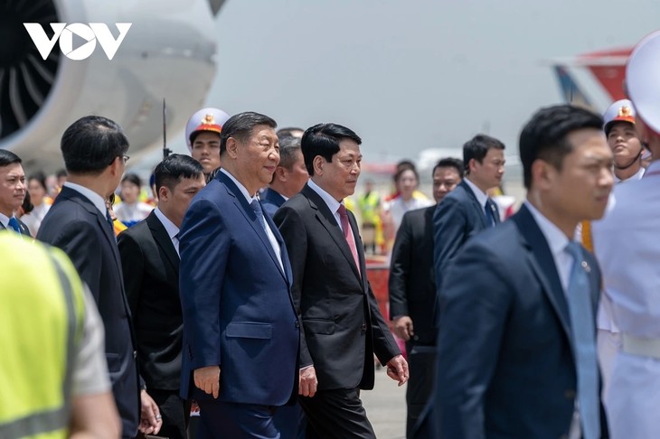 China’s top leader arrives in Hanoi for State visit to Vietnam - ảnh 1