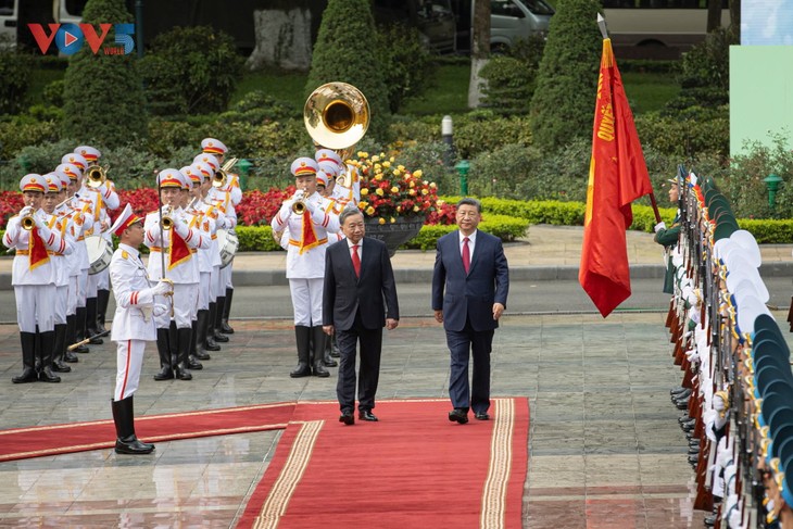 Party chief hosts welcoming ceremony for China’s top leader - ảnh 7