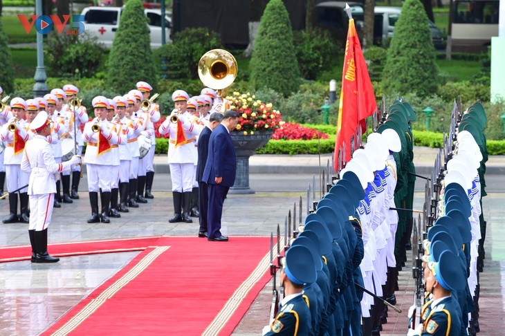 Party chief hosts welcoming ceremony for China’s top leader - ảnh 6