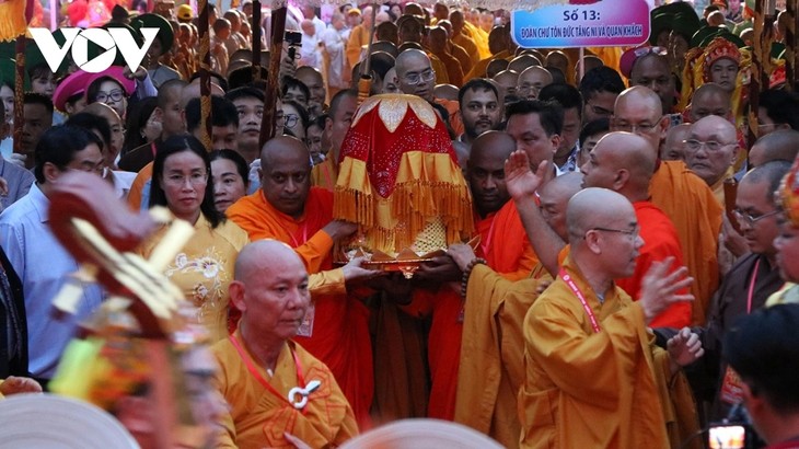 Thousands pay respect to Buddha's relic in Da Nang  - ảnh 1