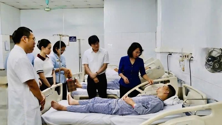 Ha Long Bay boat capsize: 10 survivors treated in hospital, 35 killed, 4 missing - ảnh 1